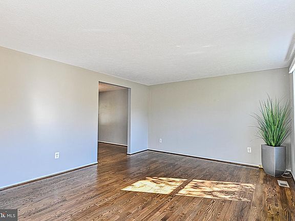 3rd image of 10430 Calumet Grove Dr