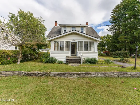 7 Greenbush Avenue, East Greenbush, NY 12061