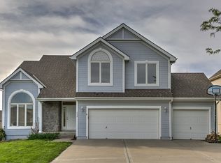 908 Aspen Dr, Smithville, MO 64089