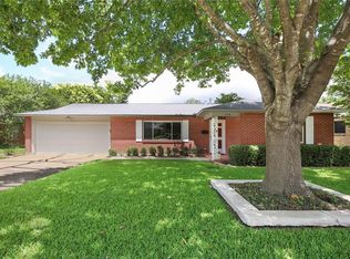 125 SE Newton Dr, Burleson, TX 76028