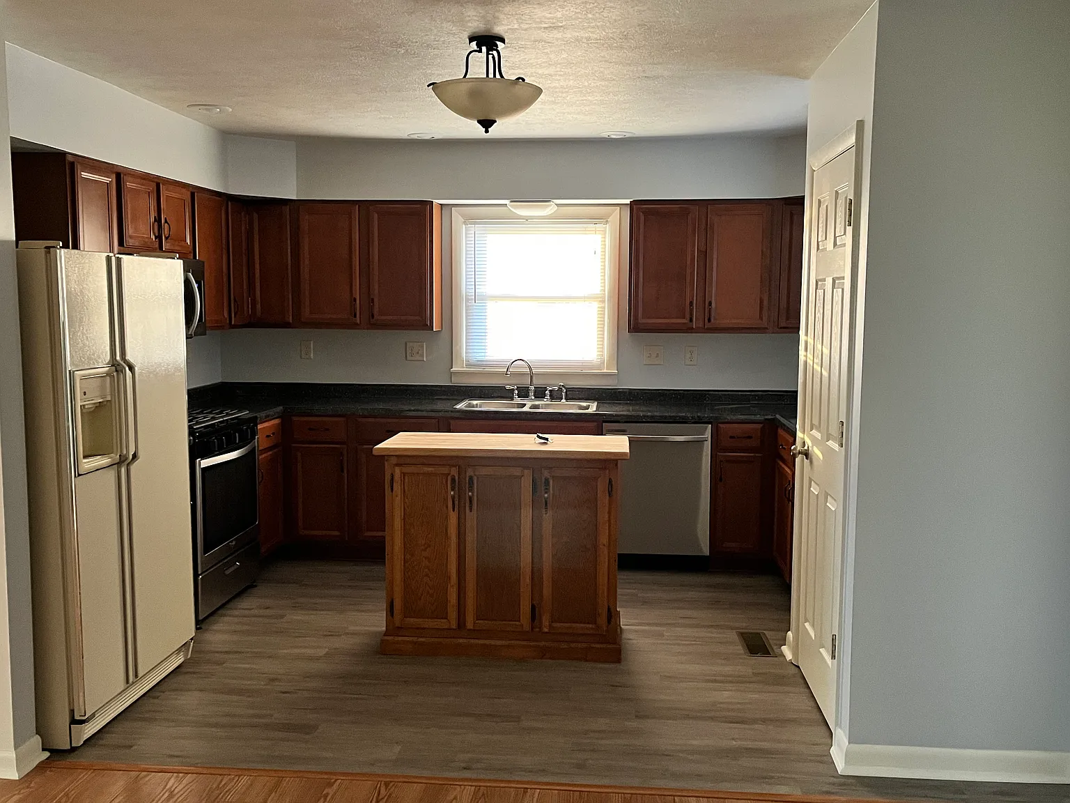 2 bed, 1.5 bath, 1257 sqft, $1,200 — Photo 3