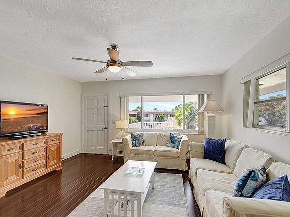 5th image of 1001 NE 8th Avenue #201
