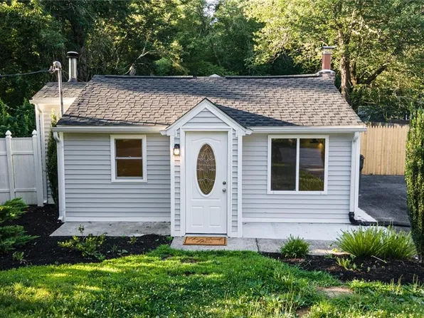 21 Bailey Dr, West Greenwich, RI 02817