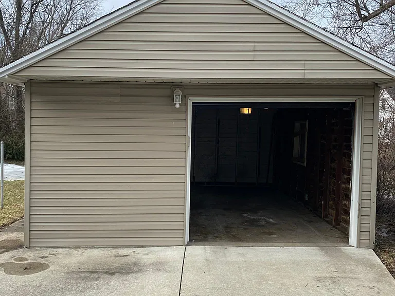 24255 Parklawn St — Photo 5