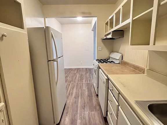 2nd image of 324 Moore St #324