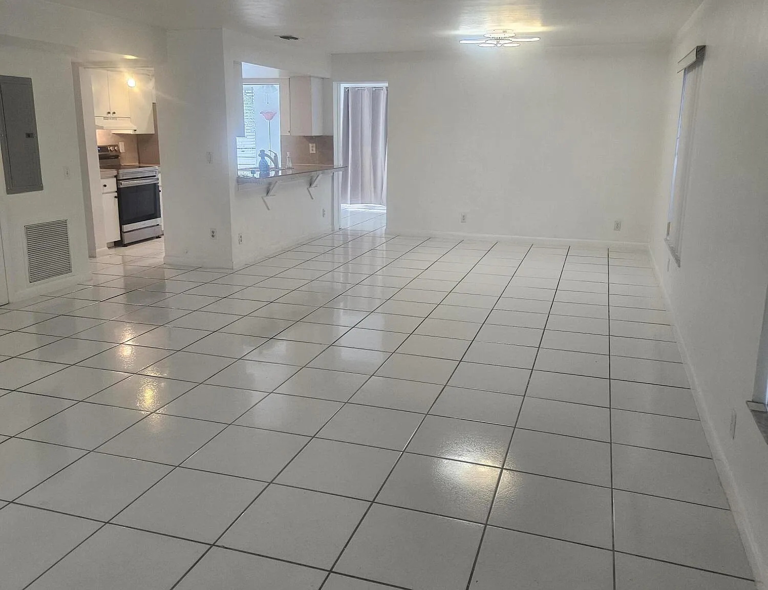 2 bed, 2.0 bath, 3280 sqft, $3,000 — Photo 2