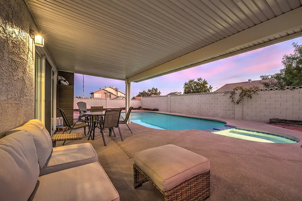 Extended Stay Paradise: Spacious 4BR Home w/ Pool — Photo 4