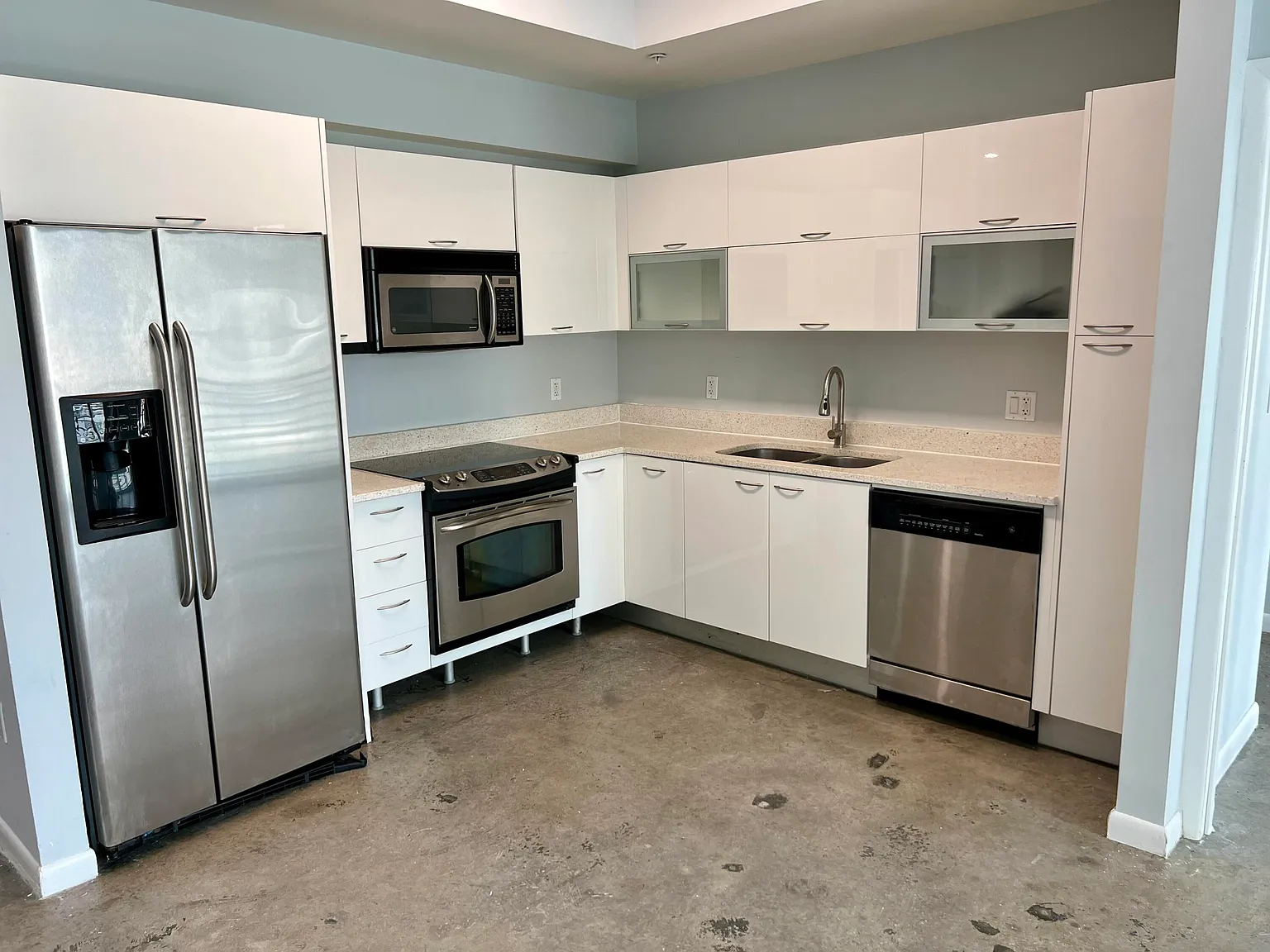 2 bed, 2.0 bath, 1010 sqft, $3,099 — Photo 2