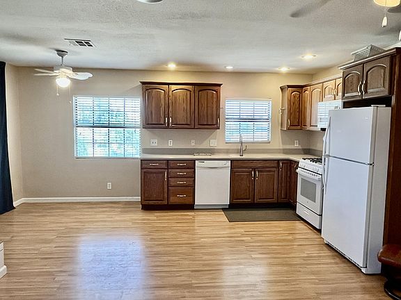 4th image of 42632 Pinecliff St