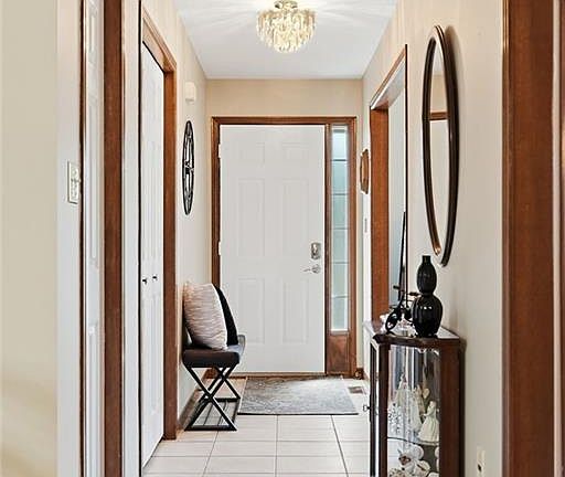 4th image of 210 Bastille St
