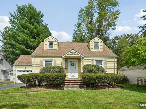 1050 Evergreen Ct, New Milford, NJ 07646