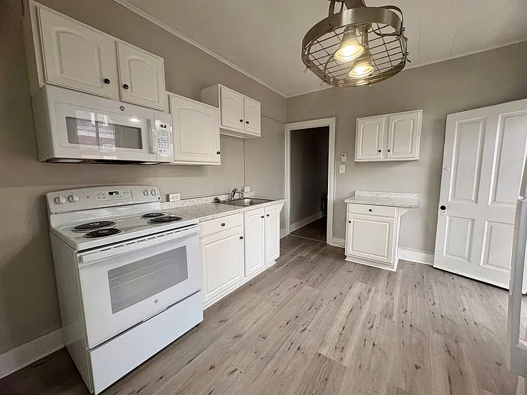 540 Dallas Street — Photo 8