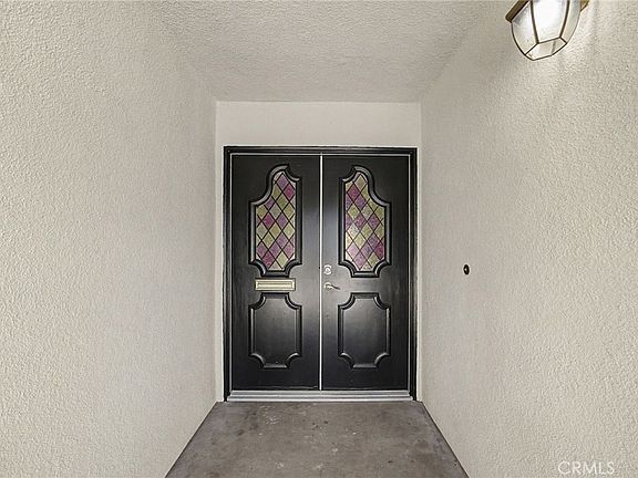 4th image of 834 W 8th St