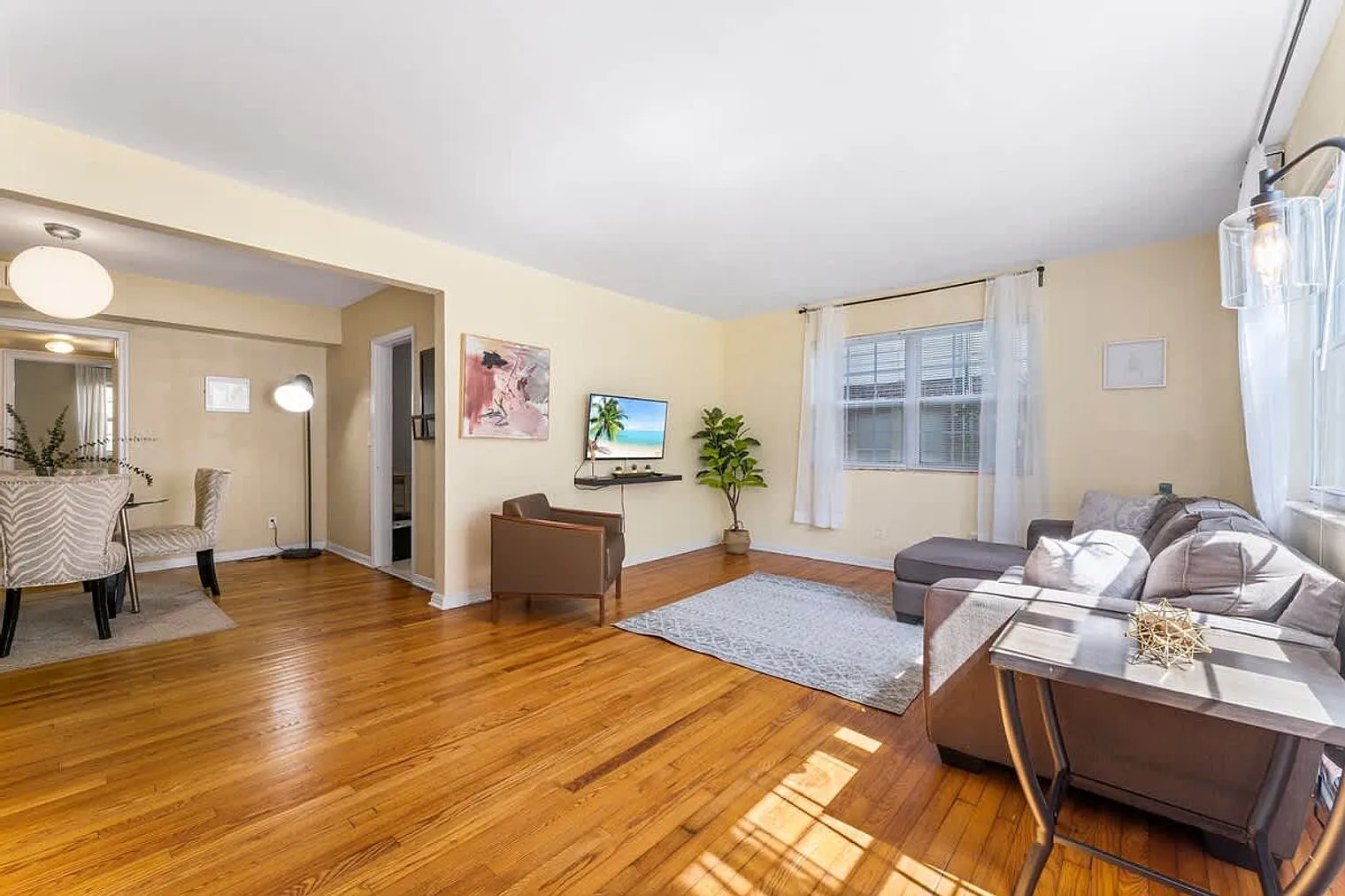 1 bed, 1.0 bath, 796 sqft, $1,201 — Photo 2