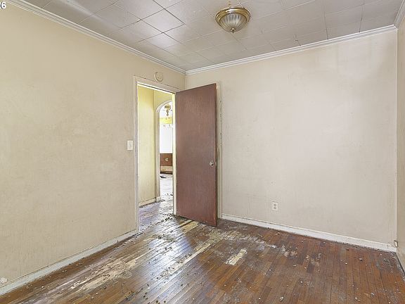 5th image of 915 NE 4th St