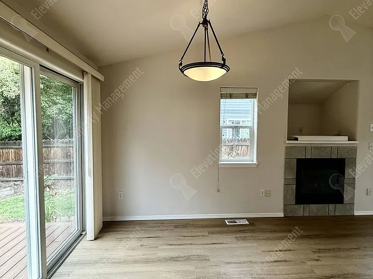 1299 NE Glacier Ridge Rd — Photo 8