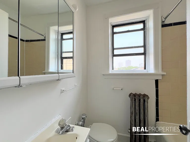 711 West Belmont — Photo 16