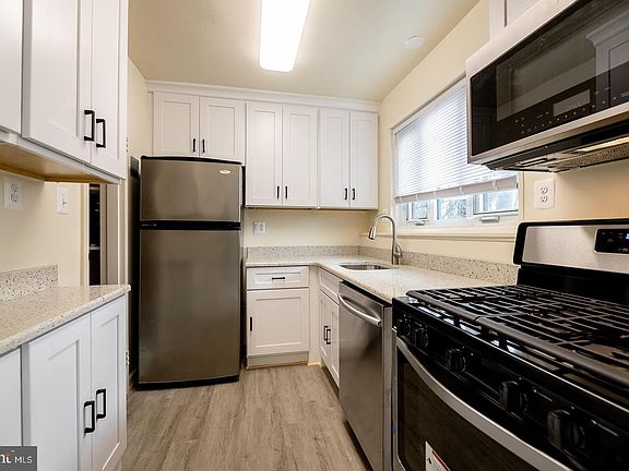 2nd image of 10421 Montrose Ave APT 302