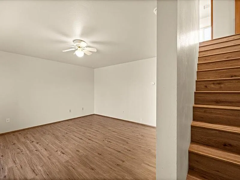 Building Photo - 400 S Morain St #7