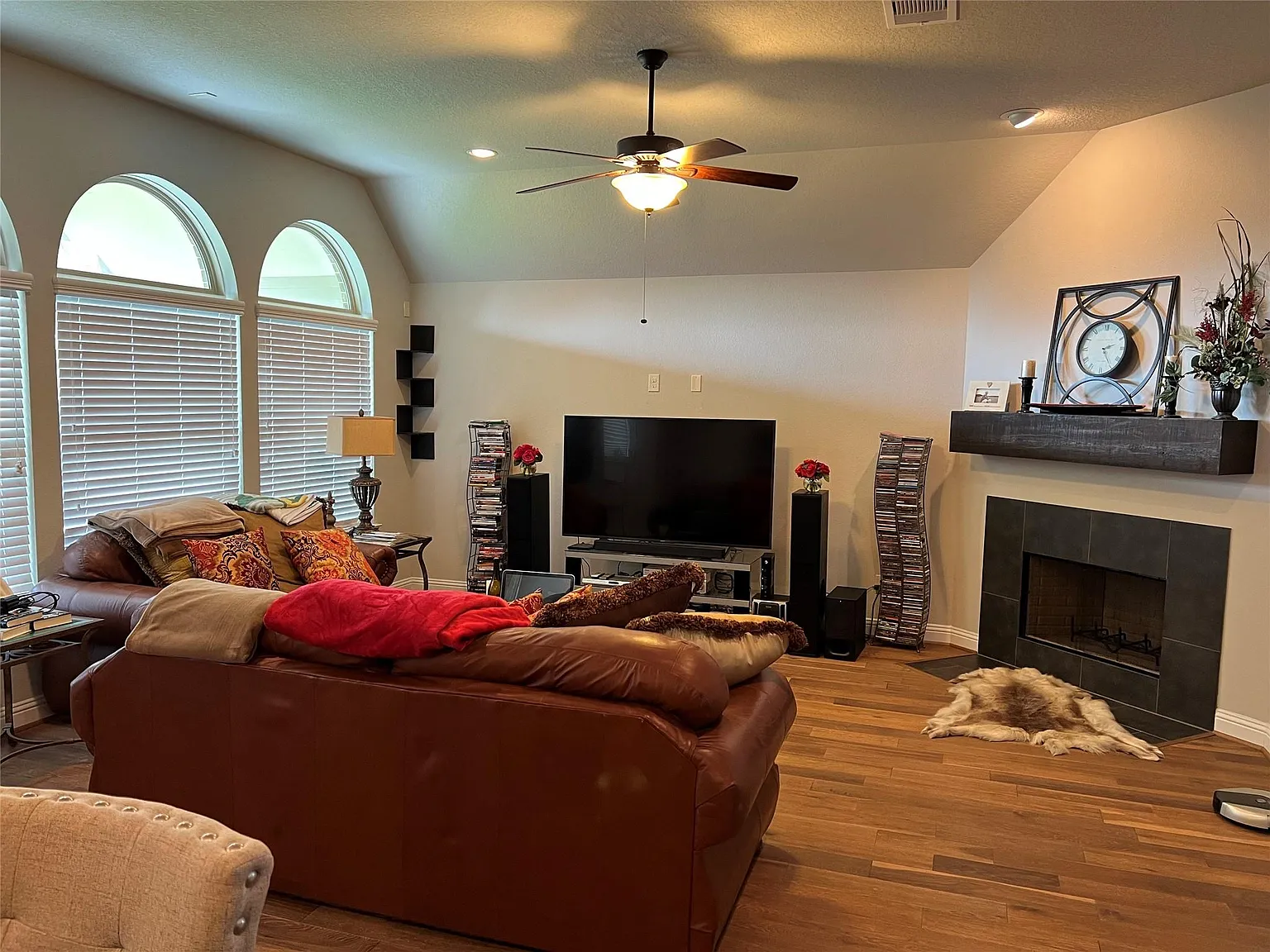 3 bed, 2.0 bath, 2287 sqft, $2,700 — Photo 4