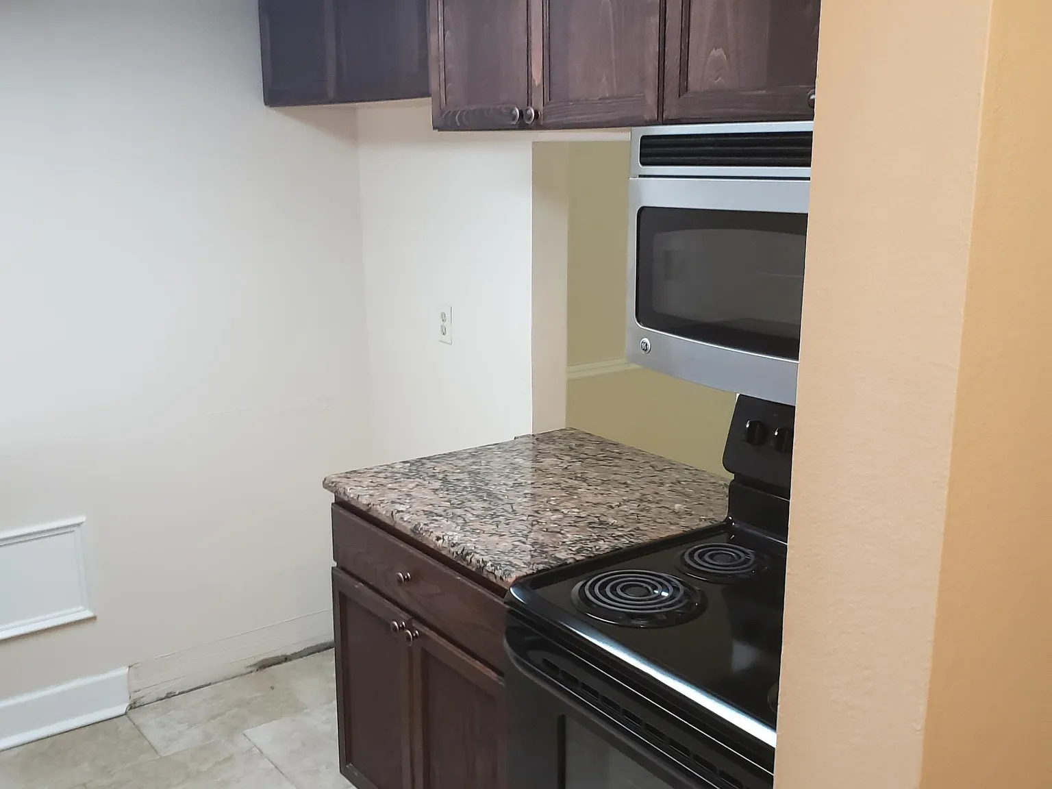 2 bed, 1.5 bath, 864 sqft, $1,300 — Photo 4