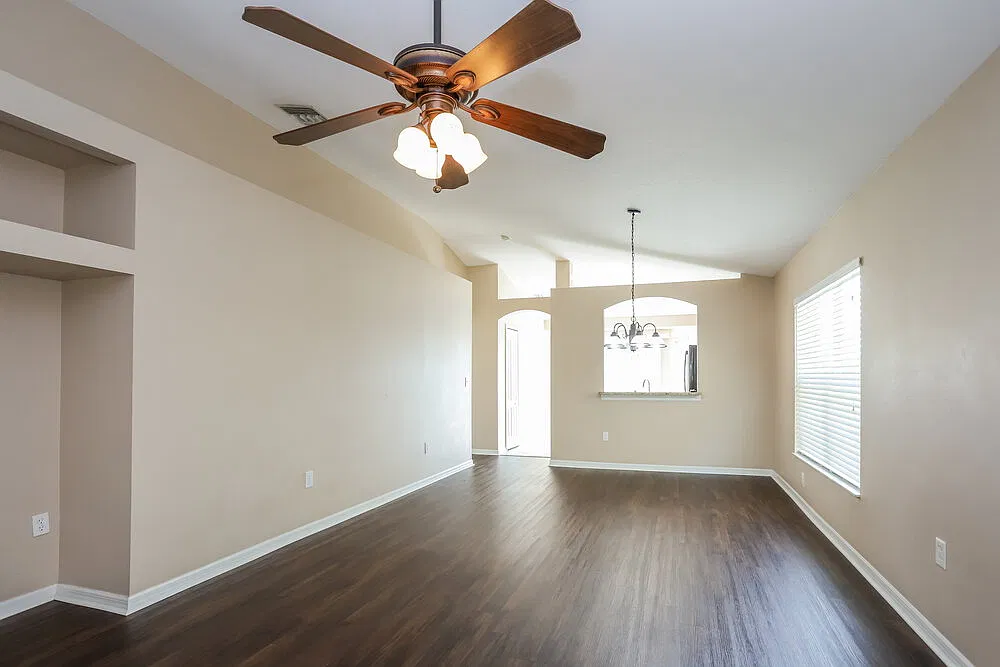 3 bed, 2.0 bath, 1276 sqft, $2,000 — Photo 3