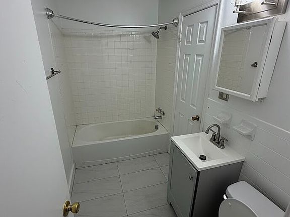 4th image of 37 Bristol Ct