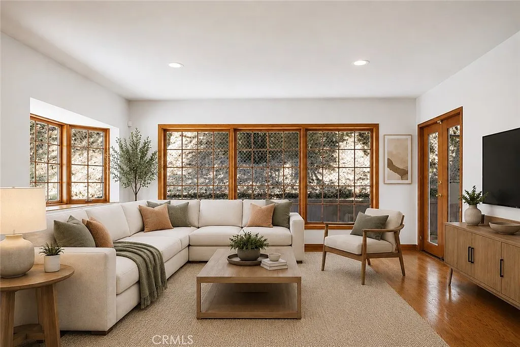 3 bed, 3180 sqft, $10,000 — Photo 2