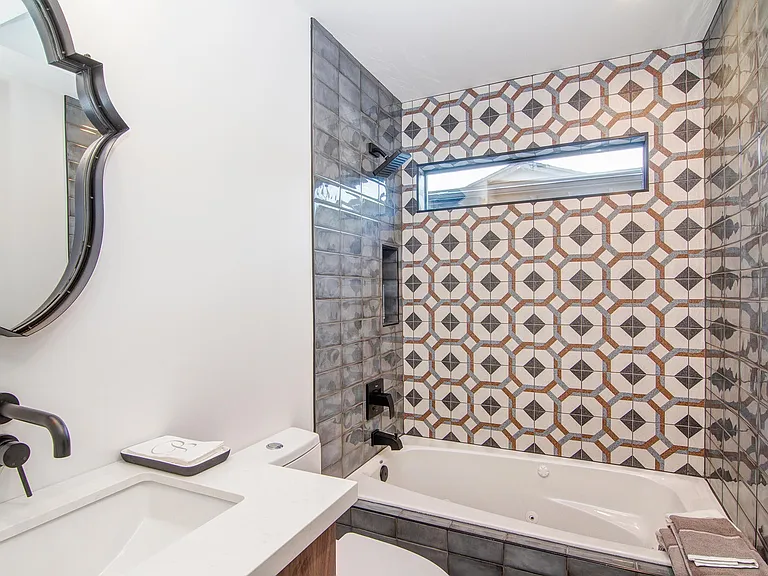 1022 E Indianola Ave — Photo 16