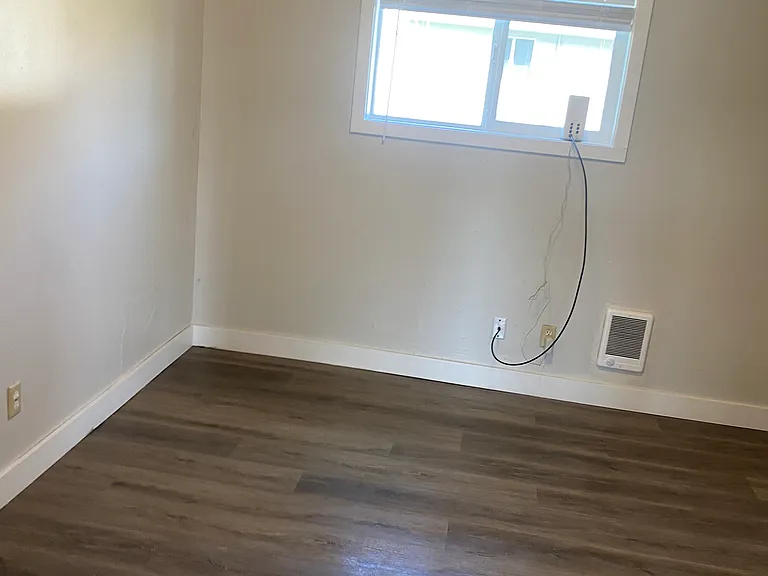 1627 Riddell St — Photo 5