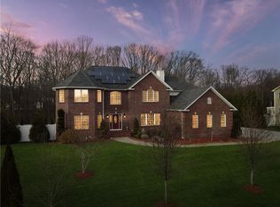 8 Stream Dr, Cranston, RI 02921