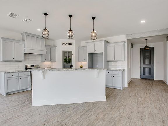 5th image of 10116 Avenue W