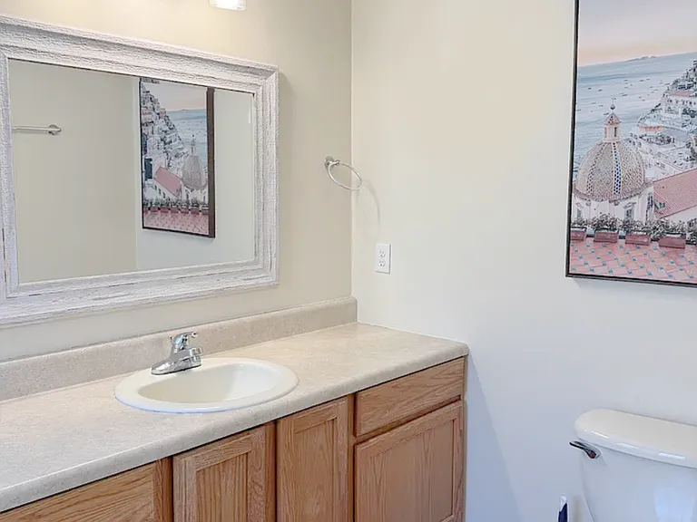 Downstairs Master Bath w/Garden Tub
10 X 10 Foot