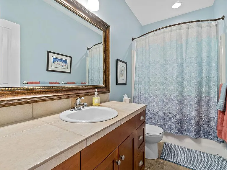 Upstairs Full Bathroom