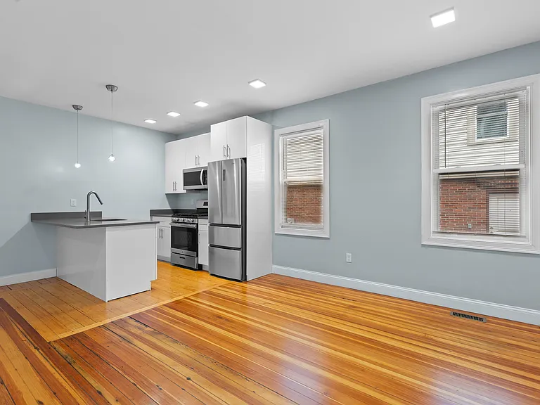 18 Trenton St — Photo 7