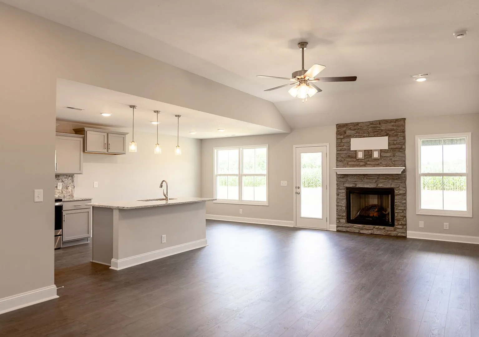 Contemporary Ranch-Style Home with Stainless Steel Appliances & Spacious Open Living — Photo 3