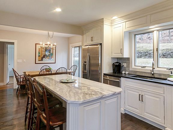 4th image of 38 Crestwood Dr