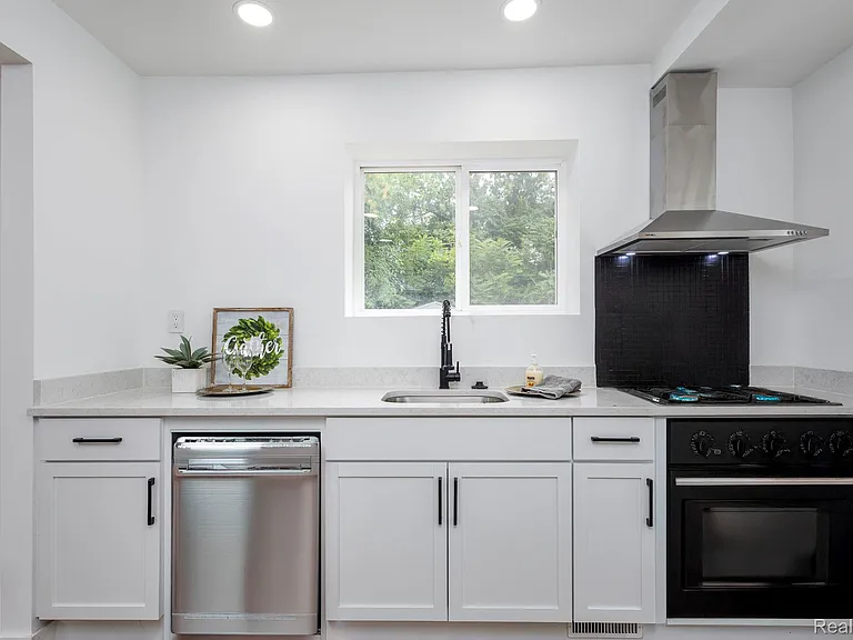 2744 Lawrence St — Photo 14
