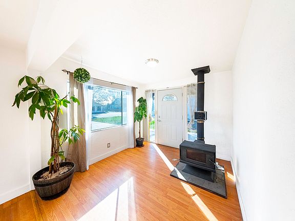3rd image of 108 SW Park Ave