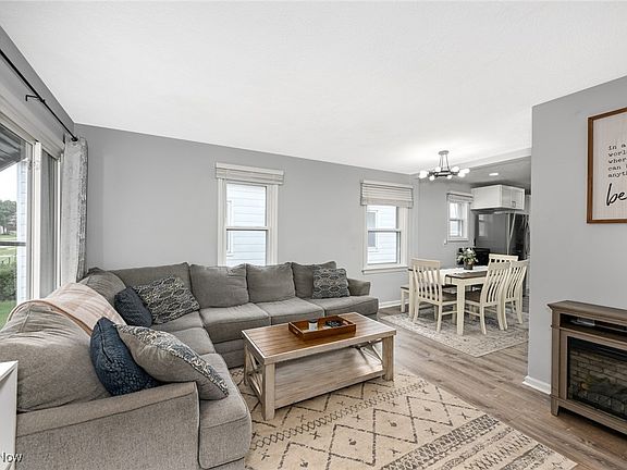 4th image of 908 Dawnwood Dr
