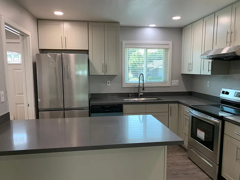 2043 Town And Country Ln — Photo 2