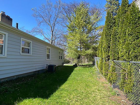 4th image of 748 Grove St