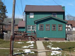 1266 W Palmer St, Freeport, IL 61032