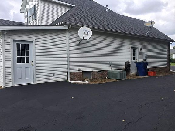 4th image of 210 Moonlite Ave