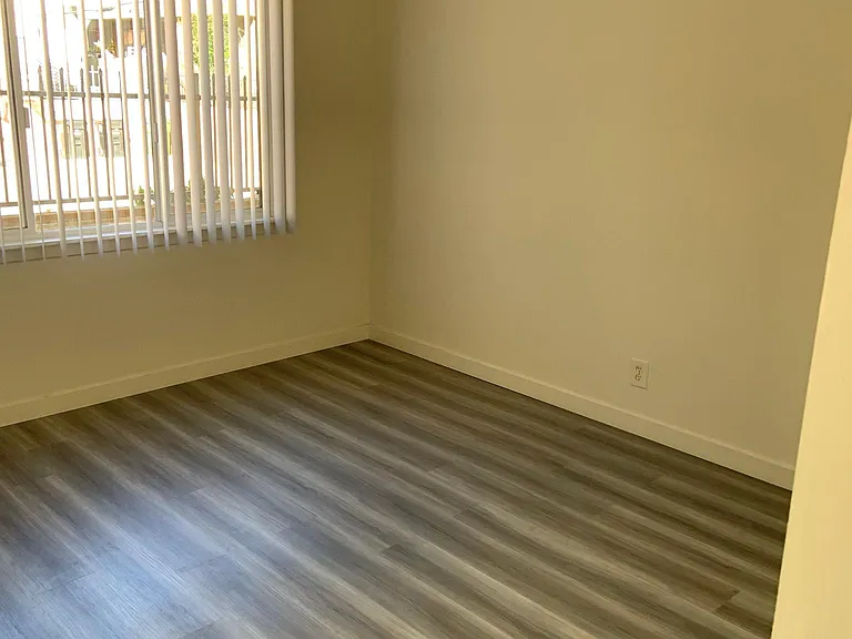540 S Serrano Ave — Photo 6