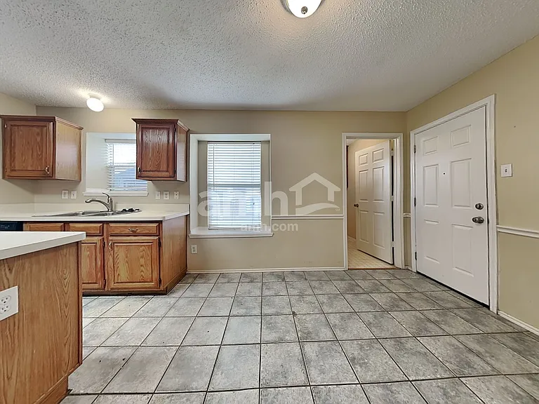 2717 Primrose Ln — Photo 6