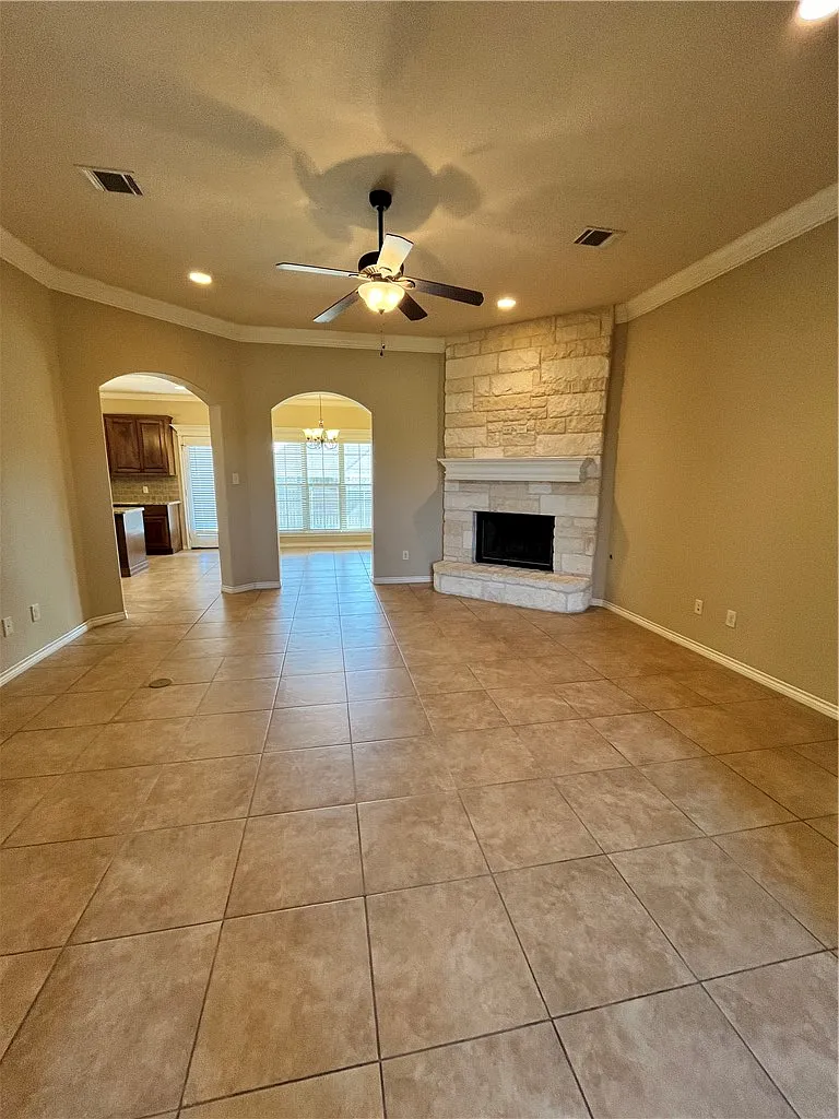 3 bed, 1660 sqft, $1,975 — Photo 3