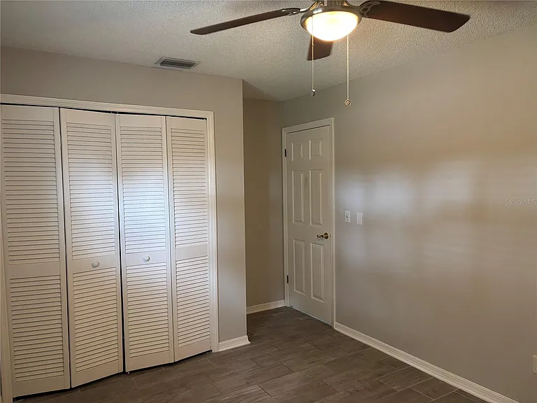 105 E Cottesmore Cir — Photo 15