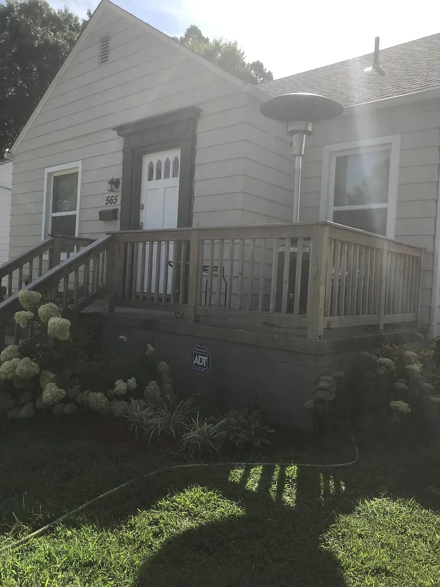 565 Allen St photo 1