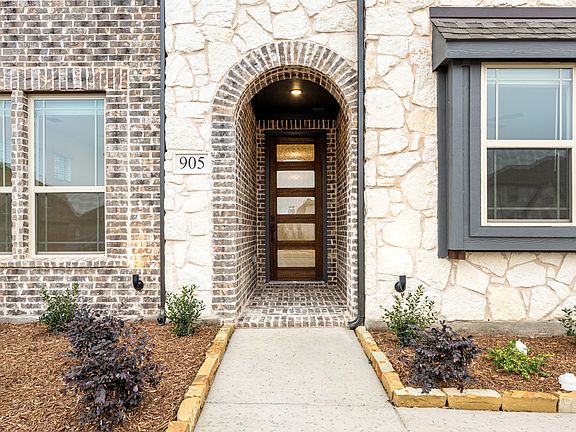 4th image of 905 Greenleaf Ct